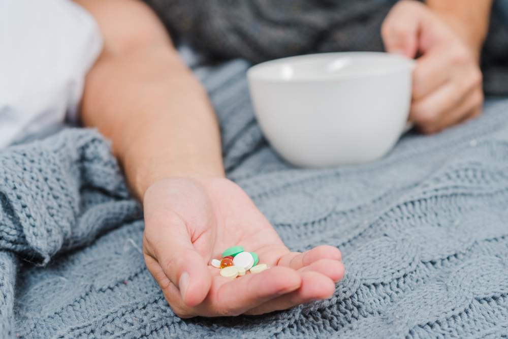comprimés dans la main d'une personne qui s'apprête à les absorber