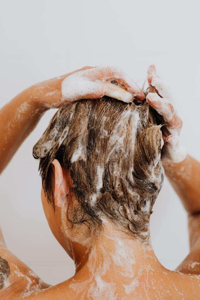 femme qui se lave les cheveux 