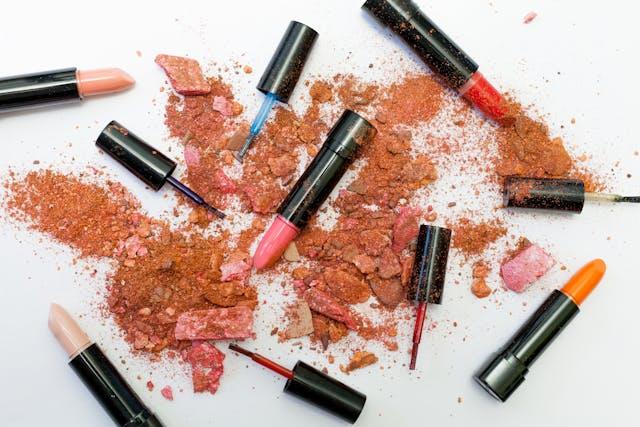 tubes de rouges à lèvres et poudre maquillage