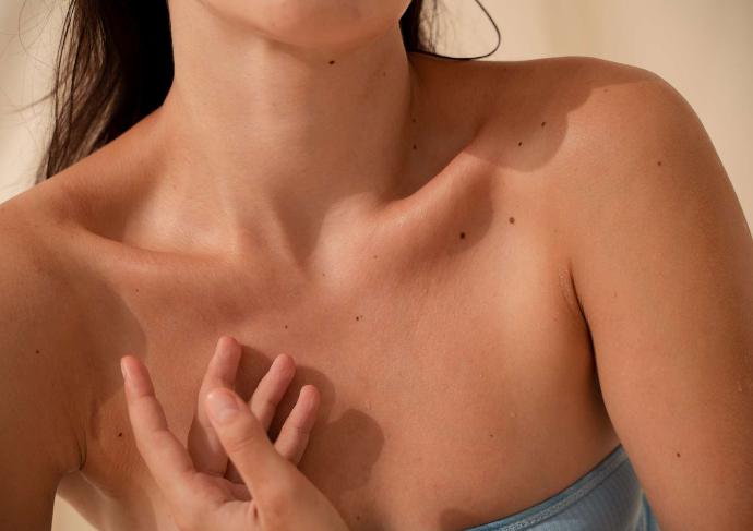 Buste femme brune cheveux longs avec bustier bleu