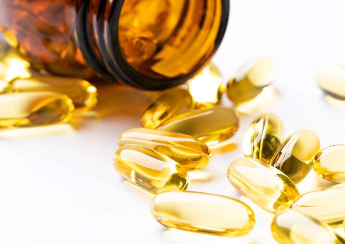 Capsules compléments alimentaires dans et autour d'un flacon 