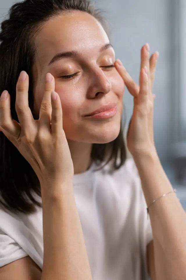 Femme qui se masse les tempes les yeux fermés