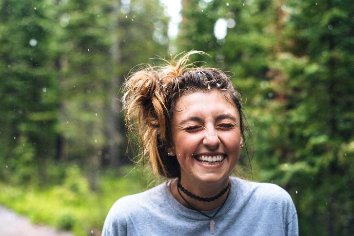 personne qui est heureuse dans la nature 