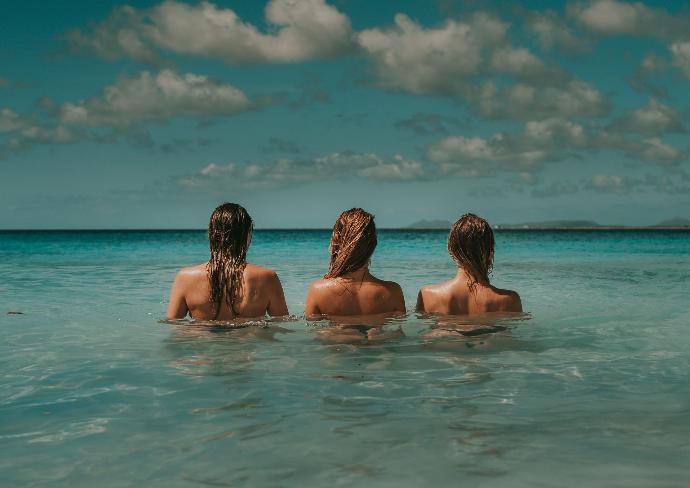 3 femmes dans la mer 