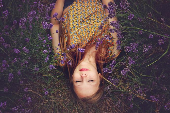 femme dans les fleurs